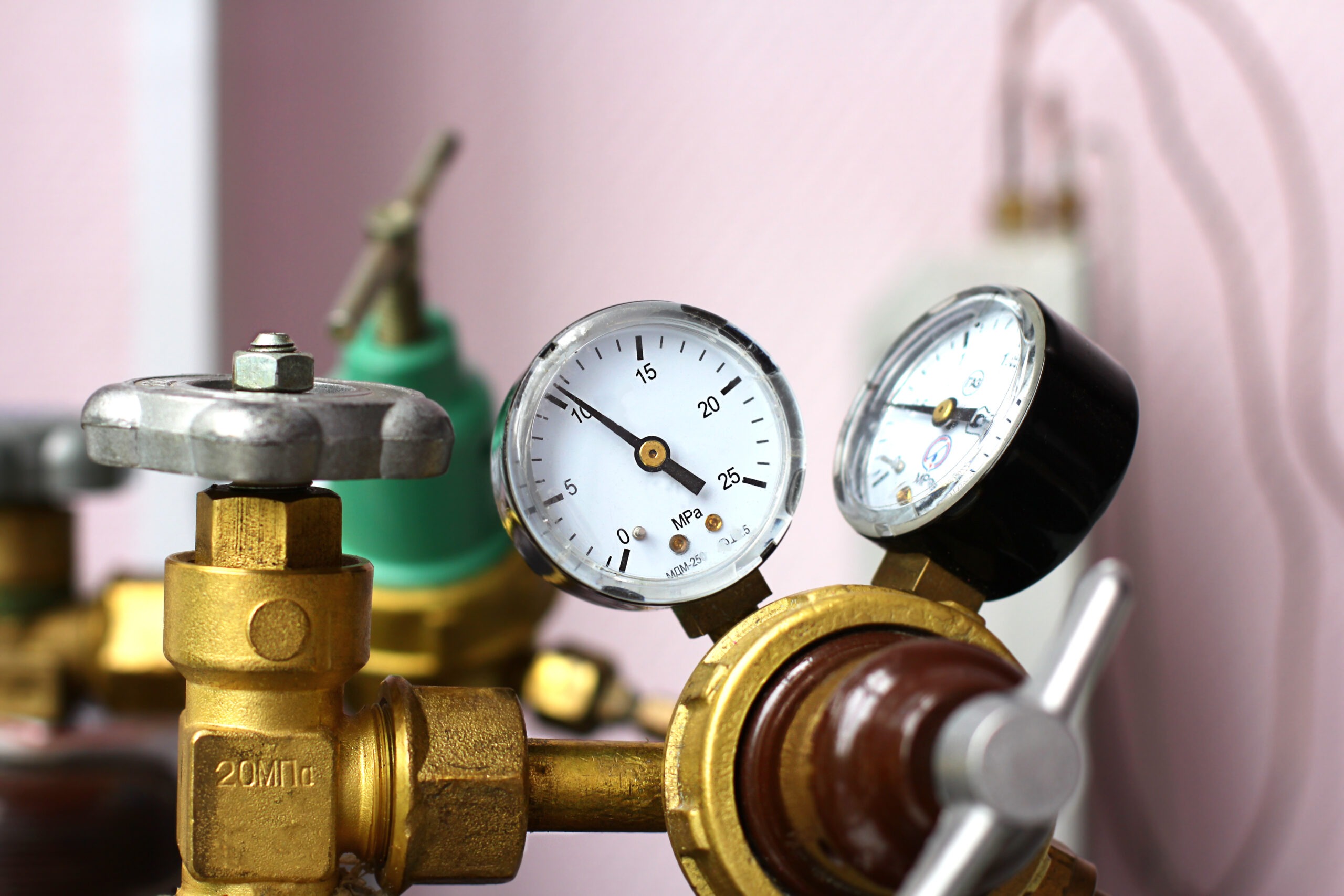 Flow regulator to reduce the pressure of gas coming from the cylinder, gas pressure gauge servisný technik plynových kotlov, revízia plynoveho kotla vyhlaska, oprava kotla protherm