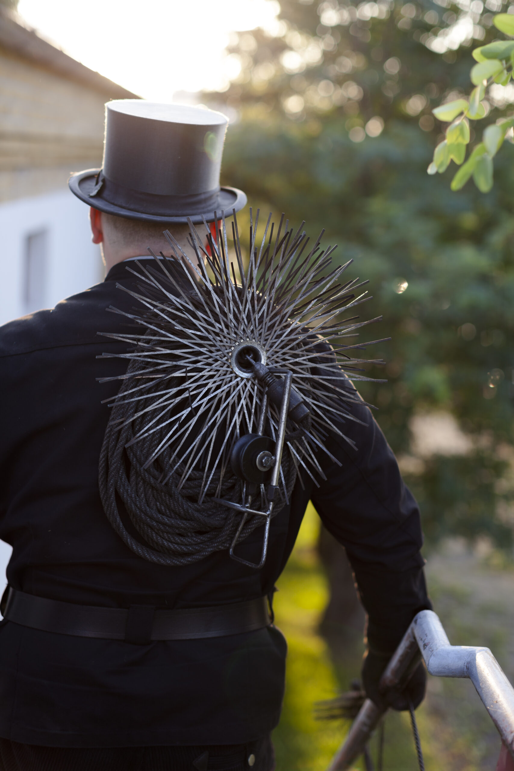 Germany, chimney sweep with working tools, back view čistič komína, čistenie komína