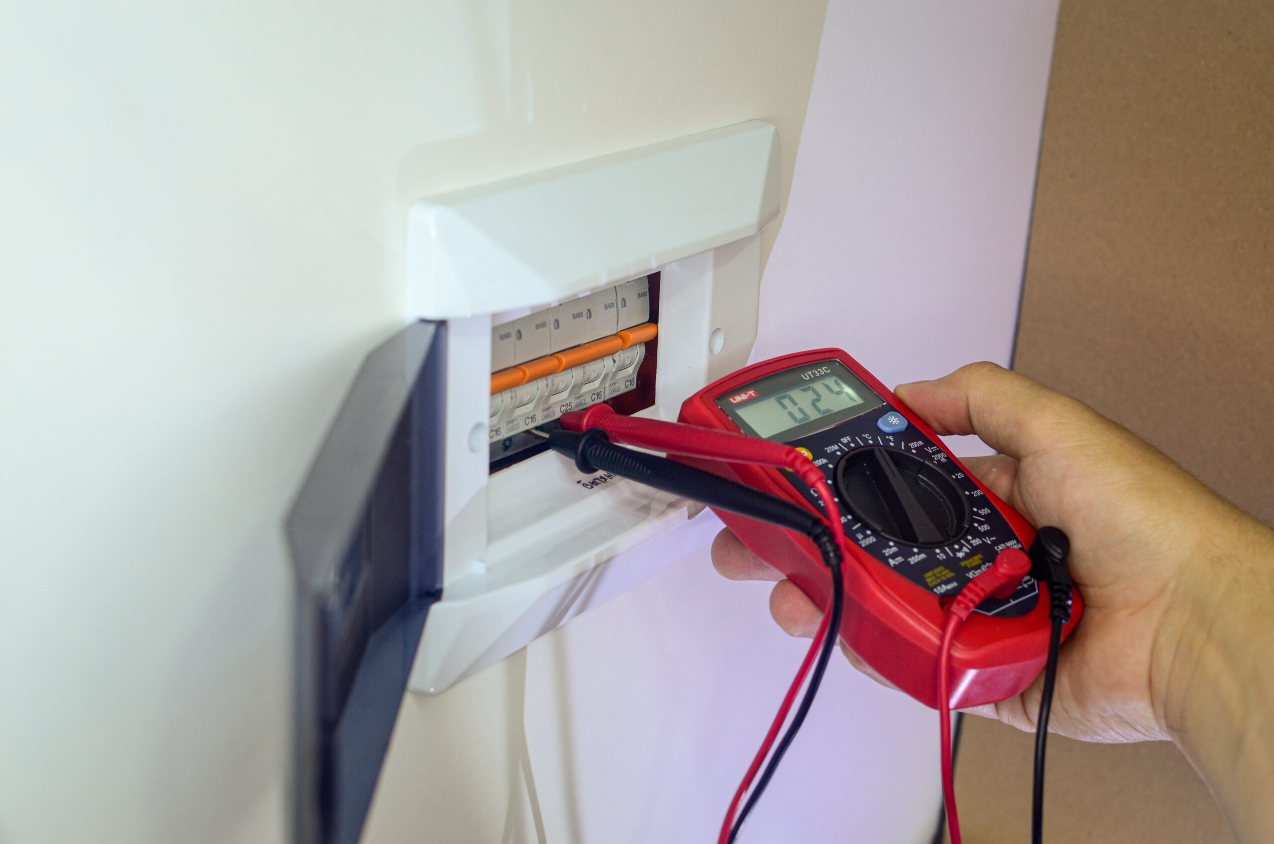 kontrola a oprava elektrického panelu revízia elektriny v byte,<br />
revízia elektriny v byte cena